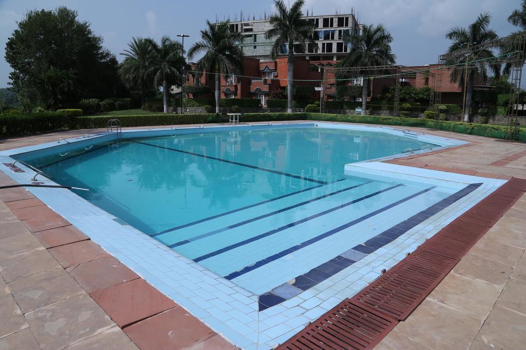 Oyo Premium Gurudwara Nada Sahib Hotel Panchkula Buitenkant foto