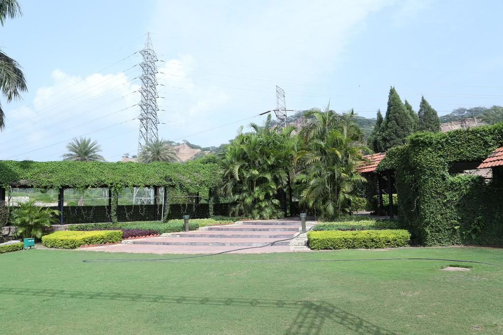 Oyo Premium Gurudwara Nada Sahib Hotel Panchkula Buitenkant foto