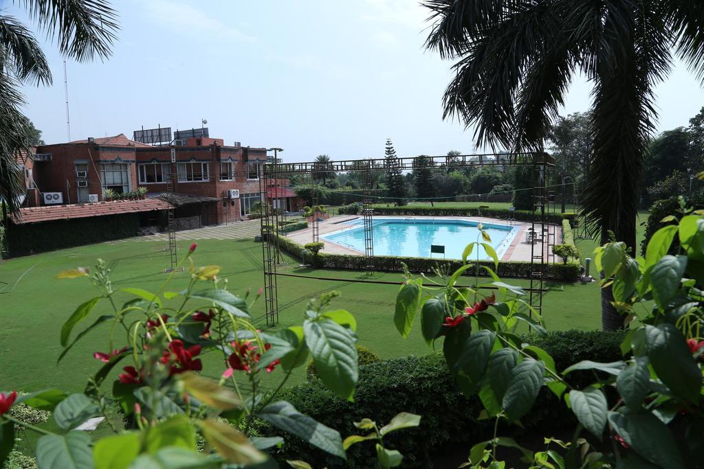 Oyo Premium Gurudwara Nada Sahib Hotel Panchkula Buitenkant foto