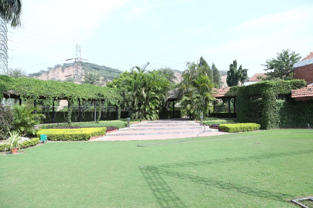 Oyo Premium Gurudwara Nada Sahib Hotel Panchkula Buitenkant foto