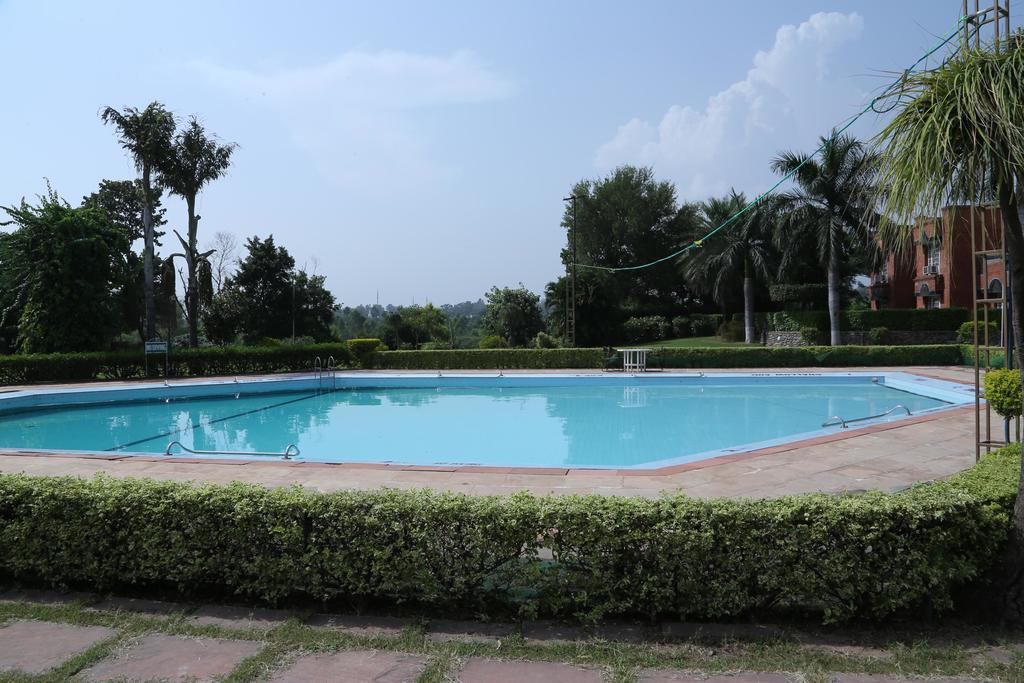 Oyo Premium Gurudwara Nada Sahib Hotel Panchkula Buitenkant foto